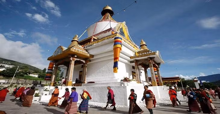 Người dân Bhutan có chế độ ăn uống khá đơn giản nhưng đầy đủ dinh dưỡng. Hầu hết họ ăn chay. Nhiều nhà hàng, khách sạn lớn ở quốc gia này thường chỉ phục vụ thực khách 1-2 món thịt, 3 món rau và cơm, mì.