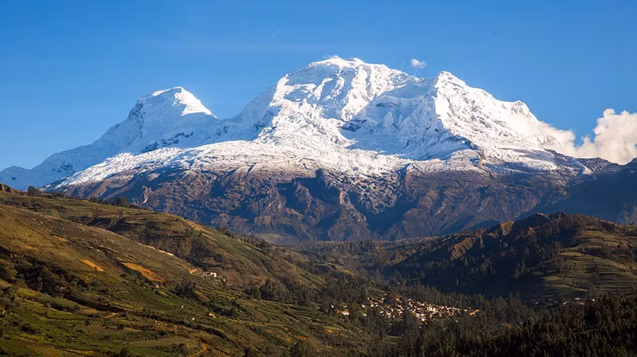 Ngọn núi cao nhất ở Peru là Huascarán. Với chiều cao 6.768m, nhiều nhà leo núi thử sức chinh phục ngọn núi hùng vĩ này.