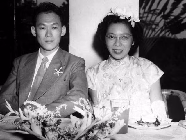 Ông Lý Quang Diệu chỉ xếp đầu trường về môn toán trong học kỳ đầu tiên. Chính điều này khiến ông ban đầu cảm thấy thất vọng, khó chịu vì bản thân thua kém bạn học. Thế nhưng, về sau ông thay đổi thái độ sang cảm phục người bạn học xuất sắc hơn mình.