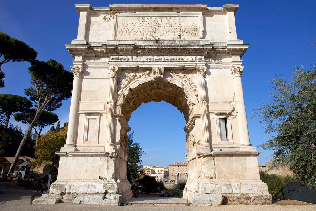 Hoàng đế Domitian cho xây dựng Khải hoàn môn Titus để kỷ niệm chiến thắng của anh trai và cũng là ông hoàng La Mã quá cố Titus trong cuộc chiến với Jerusalem.