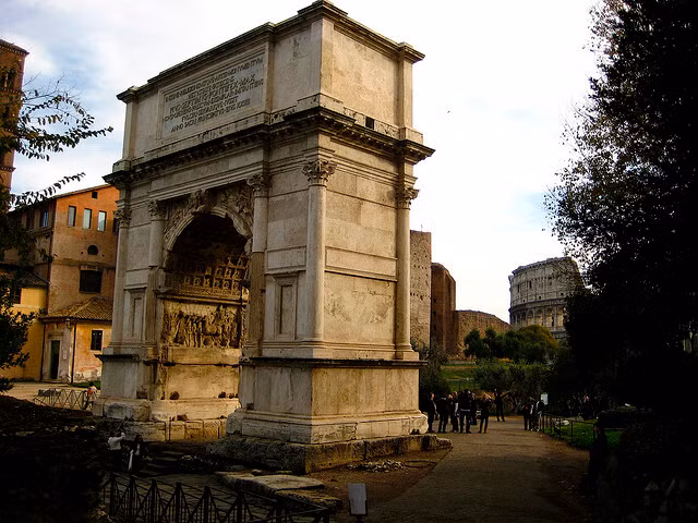 Khải hoàn môn Titus tọa lạc tại Rome, Italy là một trong những kỳ quan kiến trúc của đế chế La Mã tồn tại đến ngày nay. Công trình được xây dựng trong năm 82 sau công nguyên.