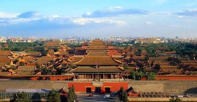 Nằm ở Bắc Kinh, Trung Quốc, Tử Cấm Thành được xây dựng từ năm 1406 - 1420. Công trình này gồm 980 tòa nhà nằm trên diện tích 720.000m2.