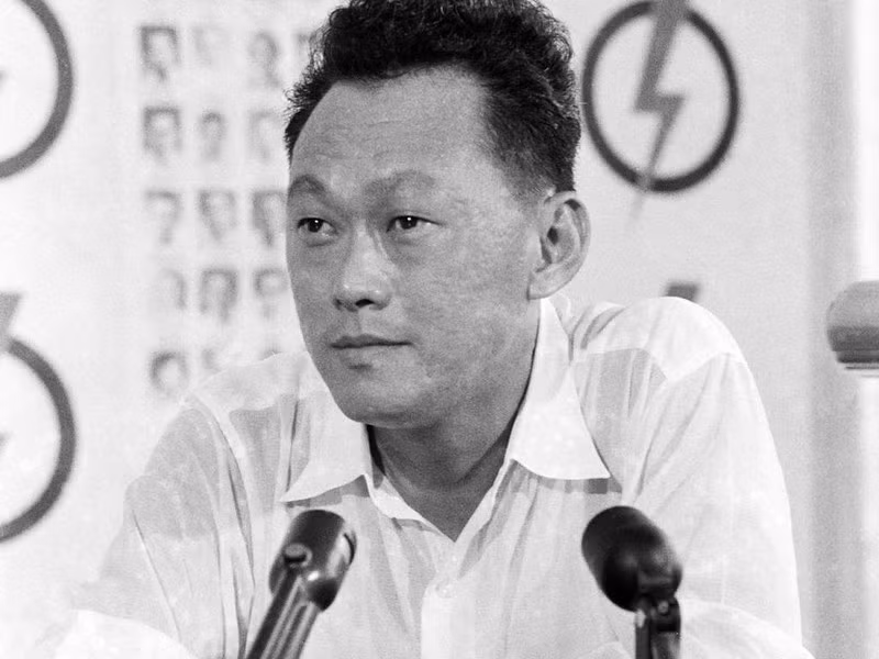 Vào năm 1956, ông Lý Quang Diệu cùng một phái đoàn của Singapore đến London để đòi quyền tự trị cho quốc đảo sư tử. Nhờ vậy, sau 2 năm đàm phán và thỏa thuận, năm 1958, Anh trao cho Singapore cơ chế tự quản. Đến ngày 9/8/1965, Singapore trở thành quốc gia độc lập.