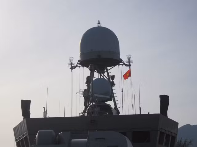Hệ thống điện tử trên tàu có radar mảng pha 3 chiều trinh sát mục tiêu trên không và trên biển Pozitiv ME có tầm trinh sát hơn 100km, có thể phát hiện mục tiêu bay có diện tích phản xạ sóng radar (RCS) 1m2 bay ở độ 1.000m từ cách 11km, phát hiện tên lửa diệt hạm có RCS 0,03m2 ở độ cao 15m cách xa 15km. Radar cũng có thể theo dõi 15 mục tiêu cùng lúc, bám 3-5 mục tiêu.