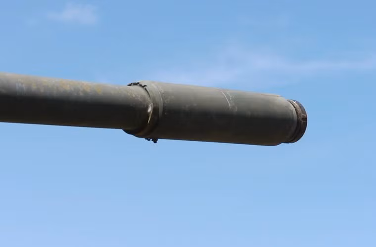 Pháo chính D-10T2S của xe tăng T-55 cũng thuộc thế hệ rất cũ, chỉ có khả năng xuyên 280mm thép ở cự ly 2.000m sử dụng đạn xuyên có guốc giảm cỡ nòng ổn định cánh đuôi (APFSDS) 3UBM11 và xấp xỉ 300mm thép nếu dùng đạn nổ lõm chống tăng 3UBK9M. Sức sát thương tạo mảnh của đạn nổ phá 3UOF10 và 3UOF11 cũng kém.