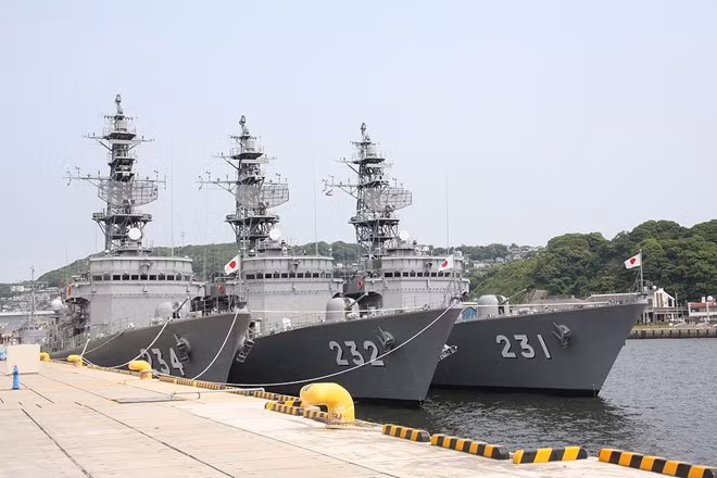 Tàu hộ vệ tên lửa lớp Abukuma, lượng choán nước 2.500 tấn. Tàu có thể tác chiến chống tàu mặt nước, chống ngầm mạnh mẽ. 6 tàu đang hoạt động tạo nên xương sống lực lượng tàu hộ vệ tên lửa của JMSDF.