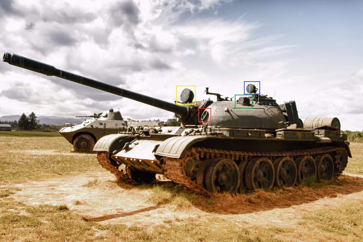 Về hỏa lực và hệ thống điều khiển hoả lực, xe tăng T-54B và T-55 tương tự nhau. Cả 2 đều sử dụng pháo D-10T2S với hệ thống cân bằng ngang-dọc STP-2 Tsyklon-2. T-54B và T-55 (ảnh) sử dụng kính ngắm ban ngày TSh-2A-22 (khoanh đỏ), kính ngắm hồng ngoại cho pháo thủ TPN-1-22-11 (khoanh xanh lục) và khí tài nhìn đêm TKN-1 cho chỉ huy, được trang bị với một đèn hồng ngoại Lunar-M lắp ngay cạnh pháo chính (khoanh vàng) và một đèn hồng ngoại OU-3 trên mái vòm chỉ huy (khoanh xanh dương). 