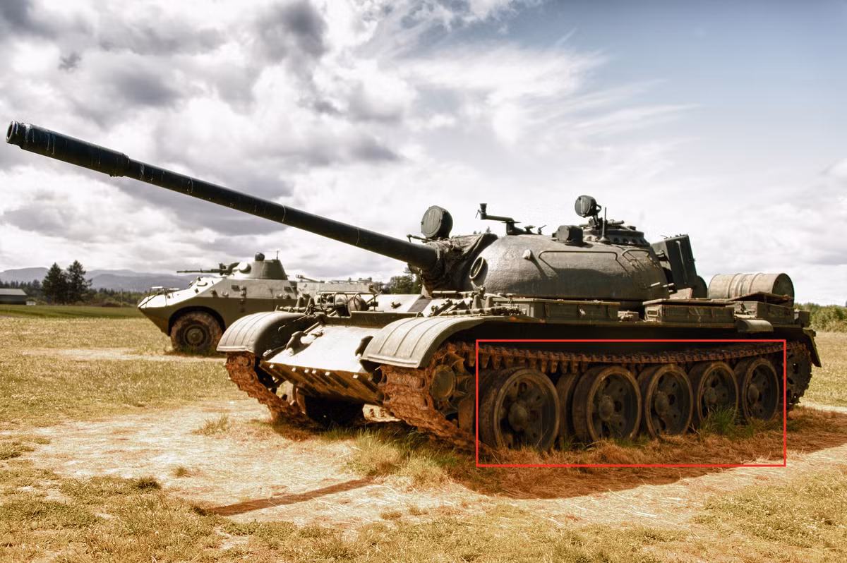 Ở T-55, các cặp bánh chịu nặng có nan bánh xe hình sao biển 5 cánh.