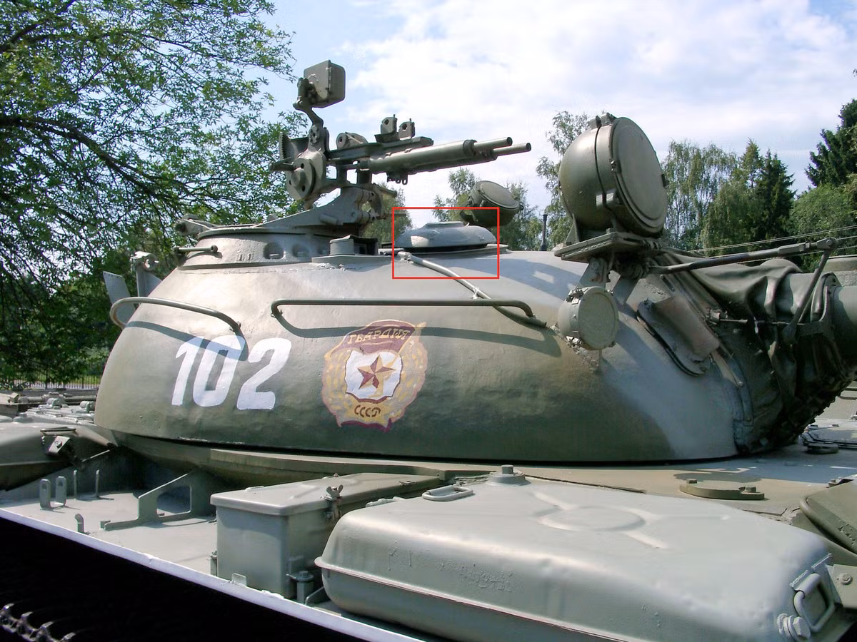 Ngoài ra, có một điểm phân biệt giữa T-54B và T-55 nữa là ở T-54B, trên nóc tháp pháo, trước mái vòm lính nạo đạn có 1 lỗ thông gió và ở vị trí lái xe có một lỗ để bắn súng máy PKT từ bên trong. Ảnh: lỗ thông gió trên nóc tháp pháo T-54B.