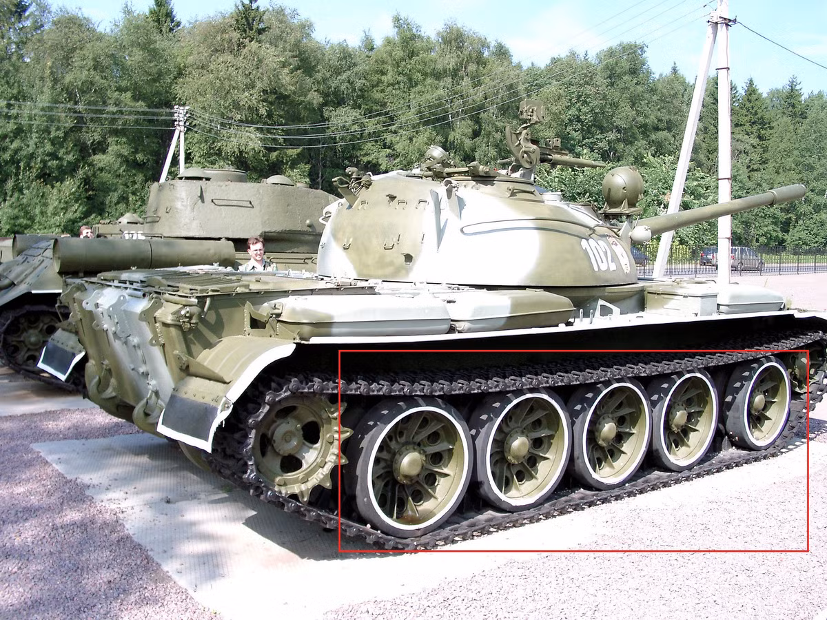 Để phân biệt giữa T-54B và T-55, ta có thể nhìn vào các cặp bánh chịu nặng của nó. Ở T-54B, các cặp bánh chịu nặng có nan bánh xe hình kiểu mạng nhện 12 cánh. Tuy nhiên sau này các T-54B được nâng cấp thành chuẩn T-55 và do các cặp bánh chịu nặng T-54B không sản xuất nữa nên sử dụng các cặp bánh chịu nặng của T-55. Ảnh: Một chiếc T-54B nguyên bản còn giữ nguyên các cặp bánh chịu nặng có nan bánh xe hình kiểu mạng nhện 12 cánh.