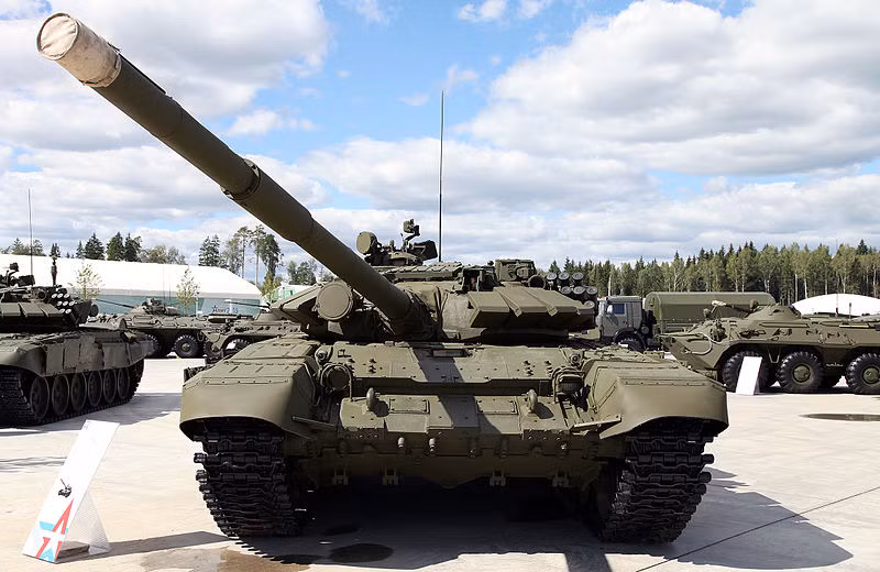 T-72B là thế hệ cải tiến 2 của dòng tăng T-72 huyền thoại, ra mắt năm 1985. Nó được trang bị giáp thân dày hơn khoảng 20mm, mặt trước tháp pháo và đỉnh được tăng cường gia cố với giáp composite được Mỹ đặt biệt danh là "Super Dolly Parton".