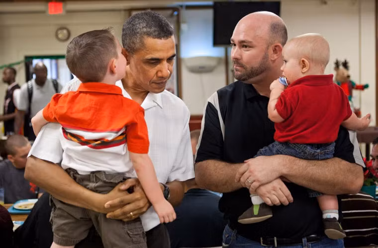 Bé trai thì thầm với ông Obama.