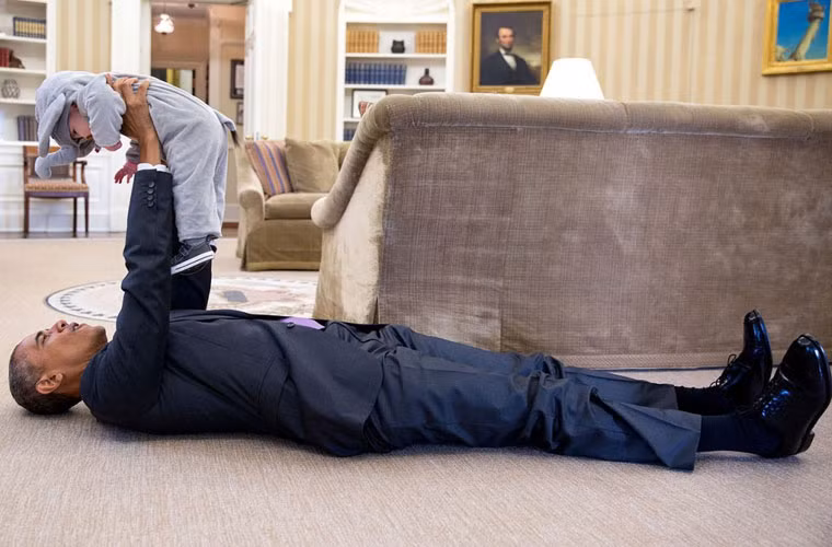 Cảnh Tổng thống Obama bế bổng bé gái sơ sinh nằm trên tấm thảm ở Nhà Trắng thu hút sự chú ý của độc giả.