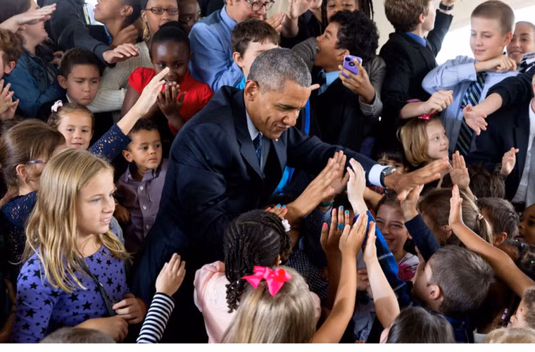 Ông Obama hào hứng trong lần tới thăm học sinh ở một ngôi trường Mỹ.