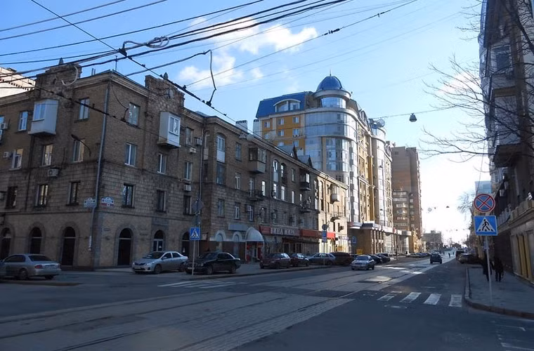 Cảnh một ngã tư vắng vẻ ở trung tâm thành phố Donetsk.