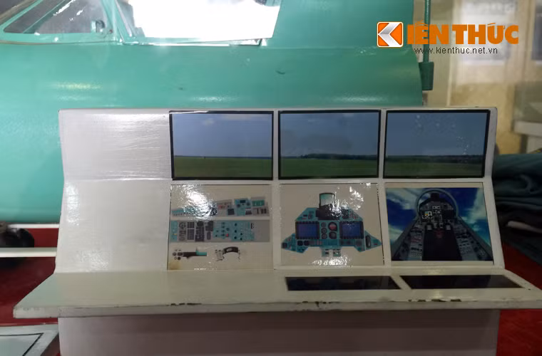 Buồng tập lái BT-22M4 đem lại hiệu quả cao về giá sử dụng trong công tác huấn luyện bay tại các đơn vị, tiết kiệm xăng dầu, vật tư, khí tài; giá thành sản xuất nhỏ hơn hàng chục lần so với thiết bị nhập ngoại; chủ động hoàn toàn trong quá trình khai thác sử dụng. Ảnh: Mô hình hệ thống điều khiển buồng tập BT-22M4.