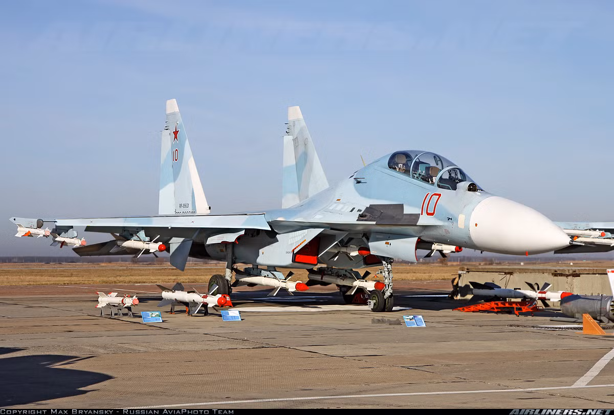 Tiêm kích Su-30MK2 của Việt Nam có khả năng mang tới 8 tấn vũ khí cho nhiều nhiệm vụ tác chiến đối không, đối đất, đối hải. Ảnh: Su-30MK2 phiên bản nội địa dành cho Không quân Nga mang đầy đủ vũ khí không đối không gồm 4 tên lửa R-73 và 4 tên lửa R-27ET/ER.