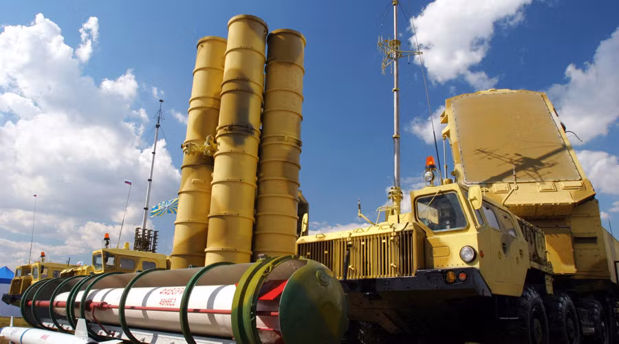 Hiện Việt Nam mới chỉ có trong biên chế 2 tiểu đoàn tên lửa S-300PMU1 được mua cách đây hơn 10 năm. So với S-300PMU2 thì PMU1 hạn chế hơn về một số đặc điểm tác chiến. Mà cụ thể là tầm bắn của PMU2 lên đến 195km với đạn tên lửa 48N6E2 mới trong khi PMU1 chỉ dừng lại ở 150km.