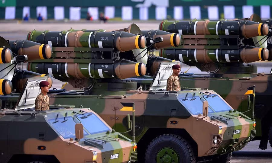 Tổ hợp phòng không FM-90 do Trung Quốc sản xuất xuất hiện trong duyệt binh của Pakistan. Đây là biến thể xuất khẩu của loại tên lửa HQ-7A do Tổng Cty Xuất - Nhập khẩu máy móc chính xác quốc gia Trung Quốc (CNPMIEC) phát triển. Loại tên lửa này có khả năng bắn hạ mục tiêu ở độ cao từ 15m tới 6km, tầm bắn từ 700m tới 15.000m.
