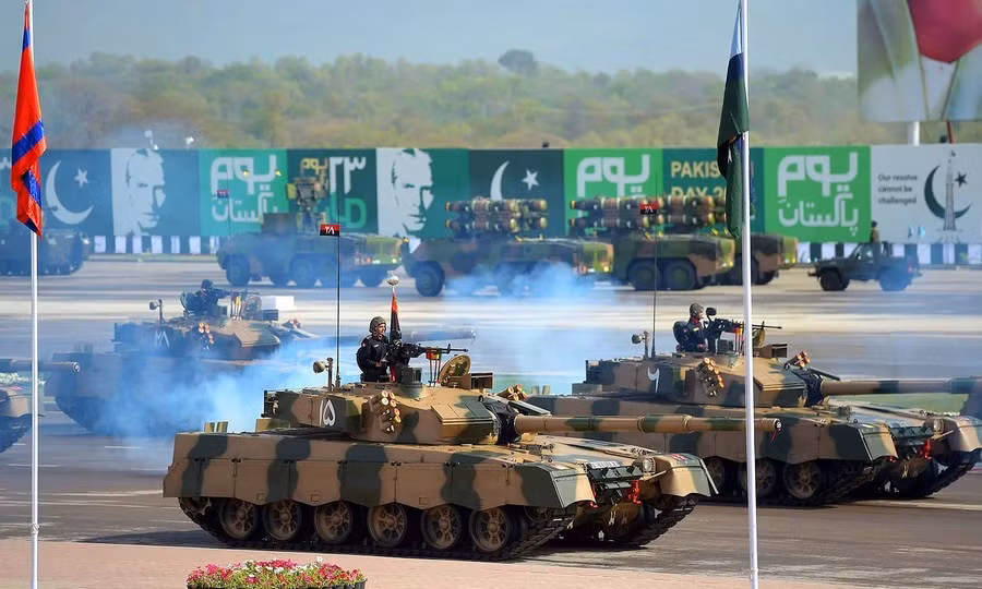 Xe tăng chủ lực Al-Khalid do Nhà máy 617 thuộc Tập đoàn Công nghiệp phương Bắc Trung Quốc (NORINCO) phát triển, chuyển giao công nghệ cho Tập đoàn Công nghiệp hạng nặng Taxila Pakistan sản xuất trong nước. Loại tăng này có nền tảng ban đầu là mẫu Type 90 do NORINCO sản xuất, được nâng cấp với pháo chính 125mm, động cơ công suất 1.200 mã lực cùng một loạt các cải tiến hệ thống phòng vệ bị động và chủ động.