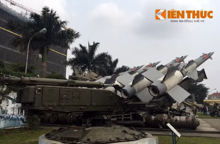 Theo chú thích của bảo tàng, đây là bệ phóng số hiệu 9112 thuộc tổ hợp S-125M1 (phiên bản nâng cấp của S-125 Pechora) sản xuất năm 1978. Liên Xô cung cấp cho Việt Nam trang bị cho Tiểu đoàn 72, Trung đoàn 285, Sư đoàn 363 làm nhiệm vụ sẵn sàng sẵn chiến đấu và huấn luyện từ năm 1979 đến 2014.