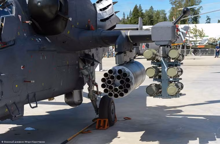 Ka-52 cũng có khả năng mang được tên lử không đối không R-73 hoặc Igla-V; tên lửa không đối đất Kh-25; bom 250-500kg; hoặc các thùng súng máy UPK-23-250 cỡ 23mm.