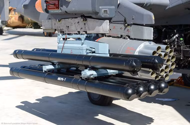 Trực thăng Ka-52 có khả năng mang đến hai tấn vũ khí trên 4-6 giá treo trên cánh nhỏ máy bay. Trong ảnh, hai điểm treo của Ka-52 mang cụm phóng rocket 57mm và 6 tên lửa chống tăng 9K121 Vikhr đạt tầm phóng 8-10km.