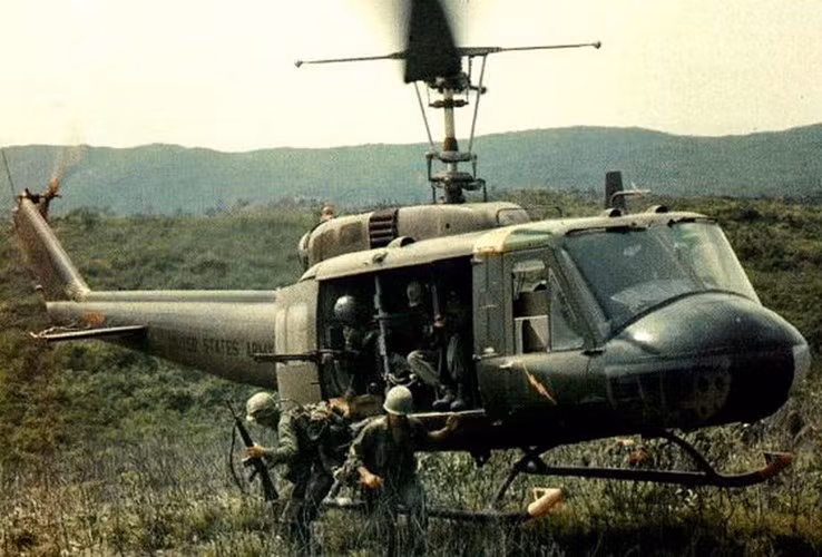 Theo báo Quân đội Nhân dân, tháng 9/1967, quân Mỹ sử dụng trực thăng HU-1A (tên ban đầu của UH-1A, đổi tên năm 1962) chở theo một tiểu đội biệt kích để dò tìm, hòng phát hiện nơi đóng quân và căn cứ của ta. Cứ chỗ nào cây cối rậm rạp là chúng sục sạo, phát hiện dấu hiệu nghi ngờ, chúng lập tức phóng rốc-két và dùng súng 12,7mm bắn như vãi đạn hoặc chúng gọi trực thăng, pháo binh đánh phá. Những cuộc đánh phá của địch đã gây cho ta không ít khó khăn, tổn thất. Do đó, yêu cầu bức thiết đặt ra là phải tiêu diệt máy bay trinh sát, chỉ điểm.