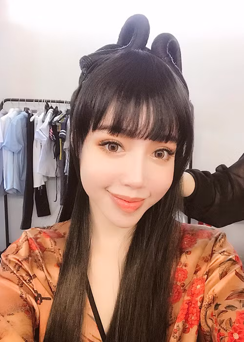 Elly Trần khoe gương mặt xinh đẹp ở hậu trường. Gần đây, cô gây tò mò với nhan sắc thiếu tự nhiên khi lên phim.