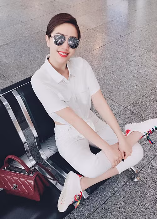 Bảo Thy khoe ảnh nhí nhảnh ở sân bay trong lúc chờ lên máy bay là một trong những tin tức sao Việt trong ngày 17/7.