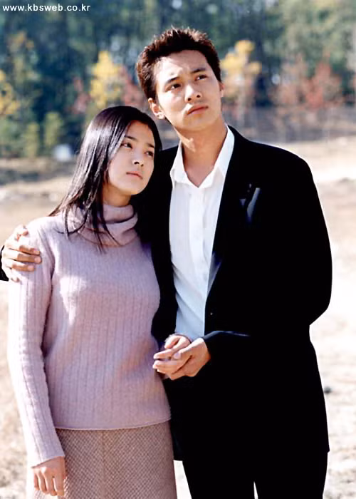 Khi xem phim “Trái tim mùa thu”, nhiều khán giả cũng không thể quên Won Bin, tài tử vào vai Jae Suk, một chàng trai ôm mối tình đơn phương với Eun Seol (Song Hye Kyo). Ngoài đời, anh đã có vợ và con. Ảnh: KBS