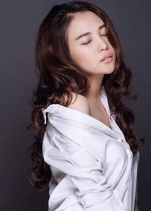 Học thanh nhạc tại trường ĐH Văn hóa Nghệ thuật Quân đội, Đàm Thu Trang theo đuổi sự nghiệp ca hát và bắt đầu Nam tiến vào tháng 9/2010. Cởi mở về công việc nhưng người đẹp gốc Lạng Sơn khá kín tiếng về đời tư. Ảnh: Intagram nhân vật