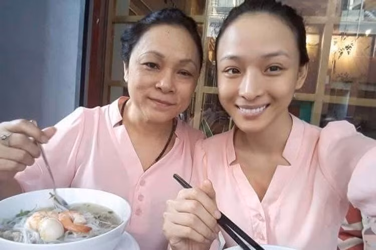 Ngay sau khi trở về cuộc sống bình thường, Phương Nga cùng mẹ và người thân đã ăn món bún yêu thích. Ảnh: FBNV