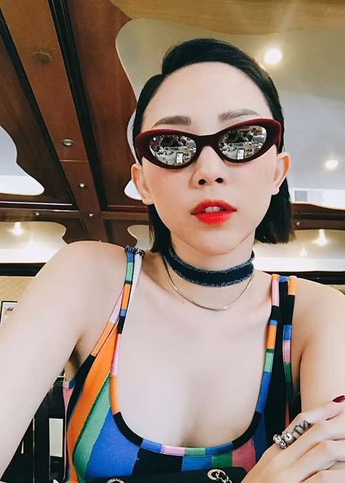 Sau ồn ào tình cảm của học trò Hiền Hồ với Soobin Hoàng Sơn, Tóc Tiên viết đầy ẩn ý: "Lâu ngày gặp nhau, bà chị hỏi "Sao mày vẫn còn giận X à?". Mình cười lớn: "Trời đất em có rảnh đâu mà giận dai quá vậy. Cơ bản là đối với những người làm tổn thương hay không tôn trọng mình, em xem họ như chưa từng tồn tại trong cuộc đời dù có đứng trước mắt vẫn là người vô hình thôi". "Mà nó thay đổi nhiều rồi", bà chị vẫn thuyết phục. "Không liên quan tới em đâu. Em không có nhu cầu hay lý do để nói 1 câu chào nữa là". Hơi phũ, mà nên thế! Yêu thương cách mấy cũng nên thế".