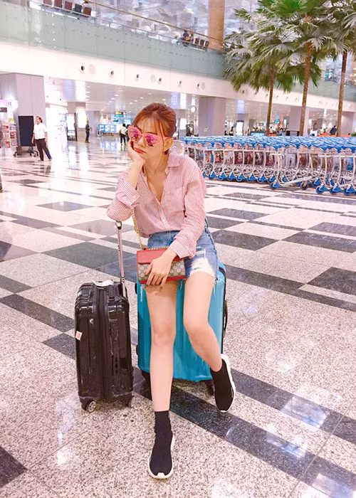 Thu Thủy mệt mỏi chờ đợi chuyến bay bị trì hoãn đến 3 lần.