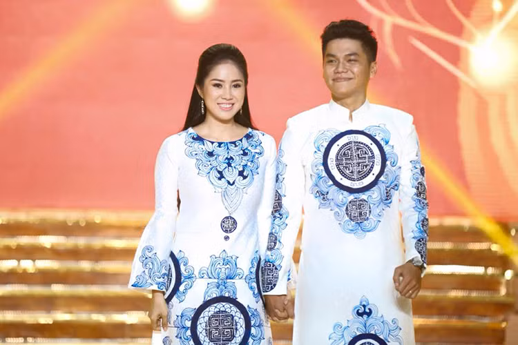Cặp đôi lệch tuổi luôn xuất hiện tình tứ ở đời thường lẫn trên sân khấu.