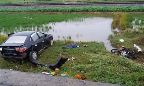 Oto lao xuong ruong sau tai nan, 2 nguoi thiet mang