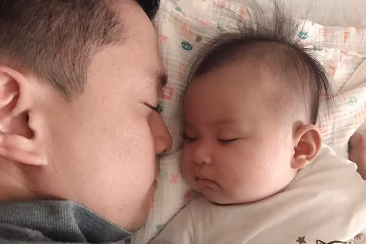 Vừa về đến nhà ở Mỹ, Lam Trường cưng nựng cô con gái xinh xắn của mình. "Cả thế giới bỗng chốc thu bé lại vừa bằng một cô bé", nam ca sĩ viết.