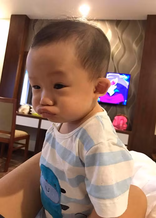 Khoảnh khắc bé Đông Hải làm biểu cảm được cho rất giống với bố.