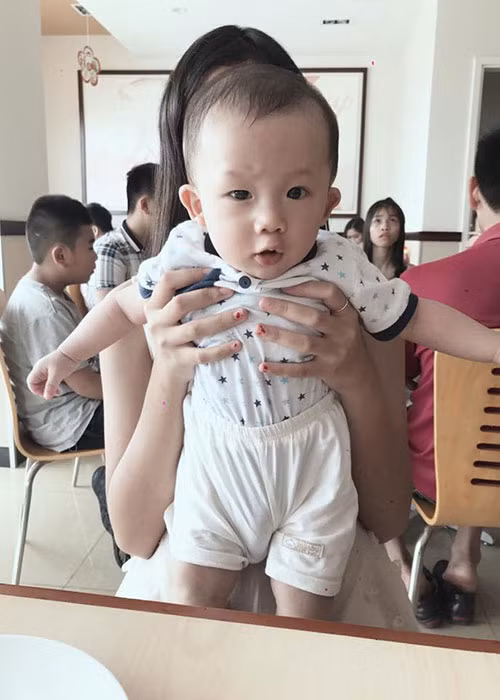 Bé Đông Hải càng lớn càng kháu khỉnh, dễ thương.