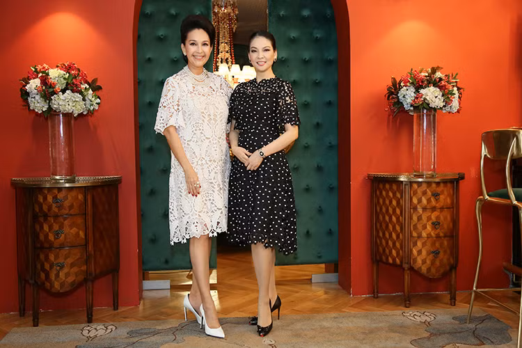 Cựu người mẫu Thủy Hương gây chú ý khi xuất hiện kể từ khi lui về với vai trò người phụ nữ của gia đình.