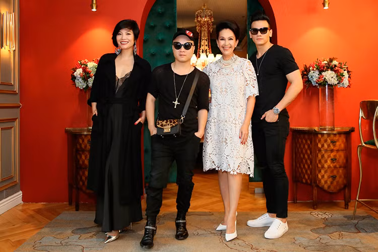 Mới đây, cựu siêu mẫu Vũ Cẩm Nhung xuất hiện cá tính với mái tóc ngắn khi gặp gỡ những người bạn trong giới giải trí.