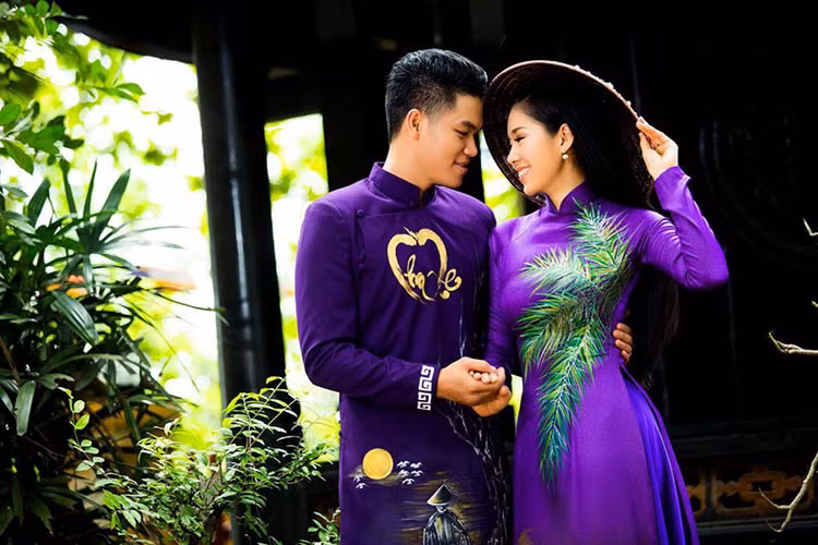 Sau gần 1 năm hẹn hò, Lê Phương và Trung Kiên sẽ làm đám cưới. Cặp đôi tổ chức hôn lễ tại quê nhà cô dâu Trà Vinh (8/8), quê nhà chú rể Bình Thuận (16/8) và Sài Gòn (18/8). Ảnh: Zing