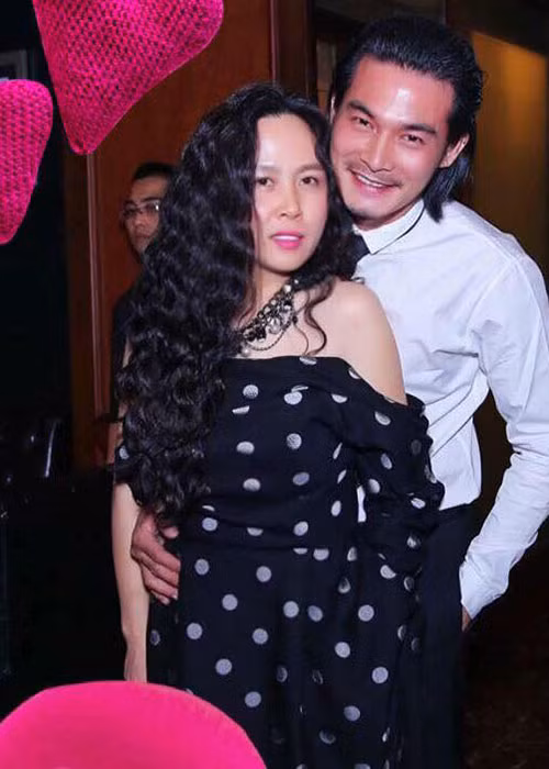 Tháng 5/2015, Lê Phương - Quách Ngọc Ngoan chính thức ly hôn sau 1 năm ly thân. Sau đó, Quách Ngọc Ngoan liên tục bị đồn có mối quan hệ tình cảm với doanh nhân Phượng Chanel (trong ảnh), hơn anh 7 tuổi. Ảnh: FBNV