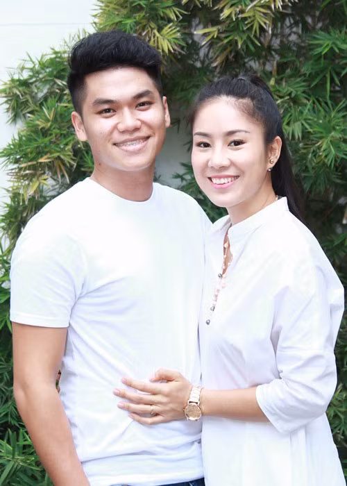 Lê Phương lần đầu gặp gỡ Trung Kiên trong một chuyến đi công tác ở Trường Sa vào năm 2016. Trò chuyện tâm đầu ý hợp, cả hai bắt đầu hẹn hò ngay sau khi trở về đất liền. Ảnh: Khám phá