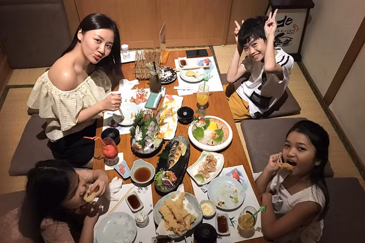 Là sao Việt ngồi ghế nóng chương trình Vietnam Idol Kids năm nay, Văn Mai Hương vừa chiêu đãi các học trò nhí trước khi bước vào đêm thi tuần này.