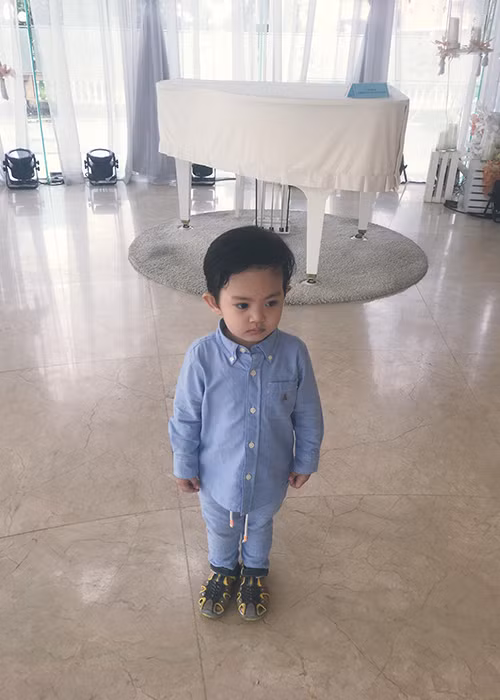 Con trai Khánh Thi - Phan Hiển tỏ ra nghiêm túc khi được bố mẹ chụp hình.