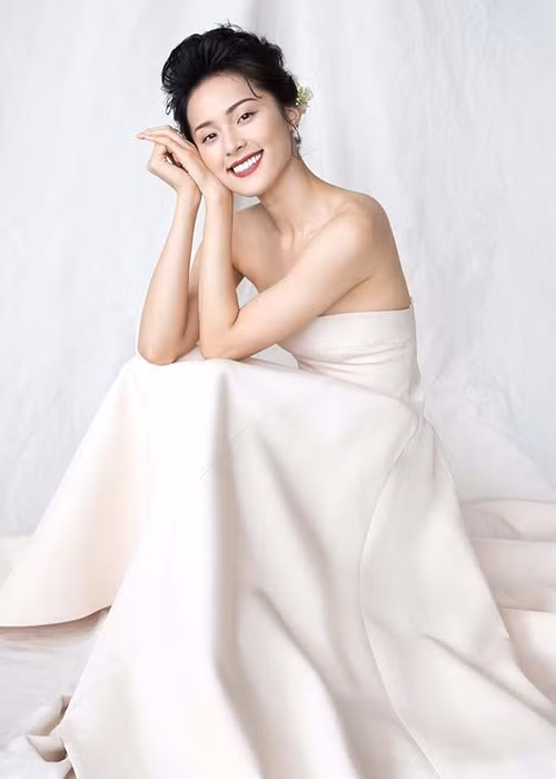 Hạ Vi khoe vai trần quyến rũ cùng nụ cười đầy rạng rỡ.