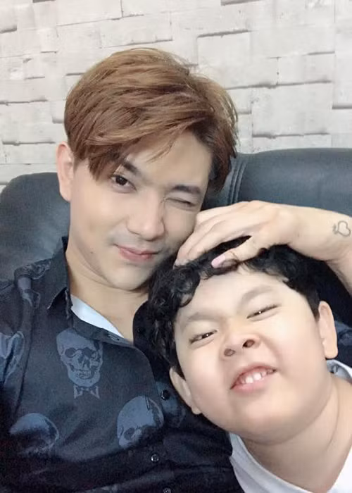 Sau chia sẻ úp mở về đám cưới với Trương Quỳnh Anh vào ngày 27/8 sắp tới, Tim khoe hình ảnh bên cậu con trai kháu khỉnh. Nhiều người cho rằng bức ảnh cặp đôi Tim - Trương Quỳnh Anh mặc trang phục cô dâu chú rể mới được đăng tải chỉ là một chiêu PR.