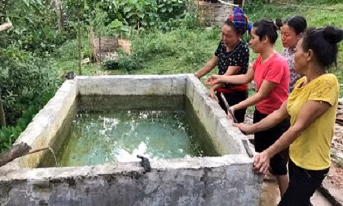 Cha nga guc chung kien 2 con trai chet duoi trong be nuoc